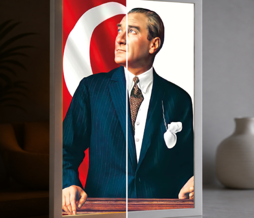 Takım Elbiseli Atatürk Türk Bayrağı LED Işıklı Tablo – Dekoratif Masa & Gece Lambası